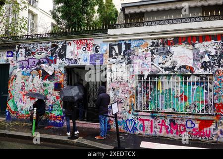 Leute, die im Regen warten, vor dem Haus von Serge Gainsbourg, Maison historique de Serge Gainsbourg, heute in ein Museum umgewandelt, Paris, Frankreich. Stockfoto