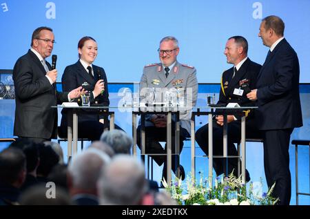 27. Juni 2024, Berlin: Boris Pistorius (l, SPD), Bundesminister für Verteidigung, und Henning Otte (r, CDU), stellvertretender Vorsitzender des Verteidigungsausschusses, sprechen mit den Ehrenamtlichen (l-r), Katrin lange, Oberstleutnant bei See, Michael Diers, Oberstleutnant, und Maik Henningsen, Stab Boatswain, am "Tag der Friedenssicherung" des Ministeriums für Inneres, Auswärtige Angelegenheiten und Verteidigung. In diesem Jahr werden Friedenssicherungskräfte, die im Libanon (UNIFIL), im Südsudan (UNMISS), im internationalisierten Sondergerichtshof für die Zentralafrikanische Republik, in Armenien (EUMA), im Kosovo (UNMIK) und in Somalia (EUCAP Somalia) gedient haben, dies tun Stockfoto