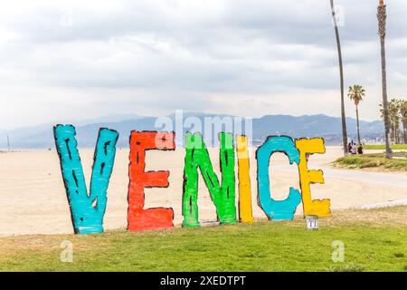 LOS ANGELES, KALIFORNIEN, USA - 11. MAI 2019: Venice Beach Schild am Venice Beach in Los Angeles, Kalifornien. Venice Beach ist einer der beliebtesten Strände Stockfoto