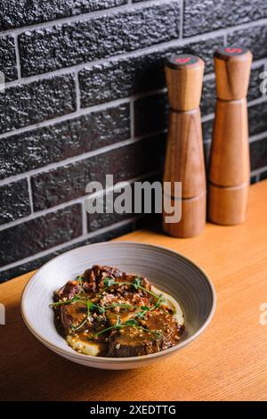 Traditionelle deutsche Kalbsbacken in brauner Sauce mit Kartoffelpüree Stockfoto