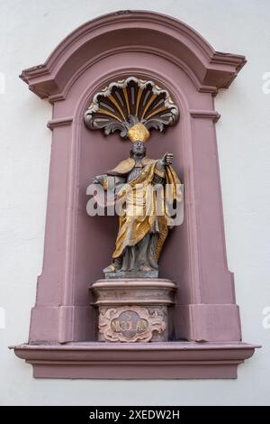 Trier, Rijnland-Palts, Deutschland, 23. März 2024, Skulptur des Heiligen Nikolaus in Nische mit goldenen Details Stockfoto