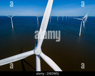 Eine Gruppe majestätischer Windturbinen steht hoch im Ozean vor der Küste der Niederlande Flevoland Stockfoto