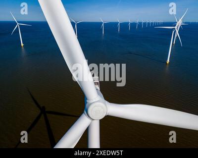 Eine dynamische Gruppe von Windturbinen steht hoch im Ozean erneuerbare Energien Stockfoto