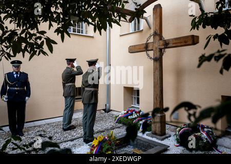 Praha, Tschechische Republik. Juni 2024. Gedenkakt zum Gedenken an die Politikerin Milada Horakova, die 1950 nach einem kommunistischen Schauprozess im Gefängnis Pankrac in Prag hingerichtet wurde, am 27. Juni 2024. Quelle: Ondrej Deml/CTK Photo/Alamy Live News Stockfoto