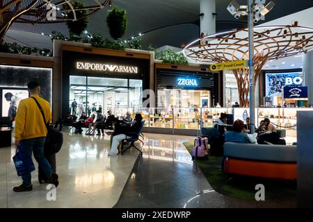 Luxuriöse Modeboutiquen Emporio Armani im Duty-Free-Bereich Istanbul Airport (ist), Türkei Stockfoto