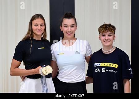 Praha, Tschechische Republik. Juni 2024. Die tschechische Schwimmerin Barbora Seemanova, die Bogenschützin Marie Horackova und die BMX-Radfahrerin Iveta Miculycova posieren am 27. Juni 2024 in Prag. Quelle: Roman Vondrous/CTK Photo/Alamy Live News Stockfoto