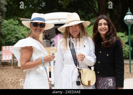 Stoke Poges, Großbritannien. Juni 2024. Gäste, die ihren Tag im Boodles Tennis im Stoke Park in Stoke Poges, Buckinghamshire, verbringen. Quelle: Maureen McLean/Alamy Live News Stockfoto