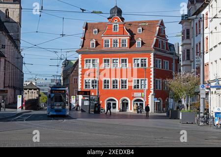 Rotes Touristeninformationsgebäude in Halle in Sachsen-Anhalt Stockfoto