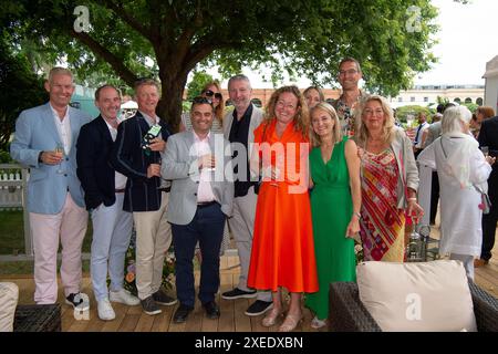 Stoke Poges, Großbritannien. Juni 2024. Gäste, die ihren Tag im Boodles Tennis im Stoke Park in Stoke Poges, Buckinghamshire, verbringen. Quelle: Maureen McLean/Alamy Live News Stockfoto