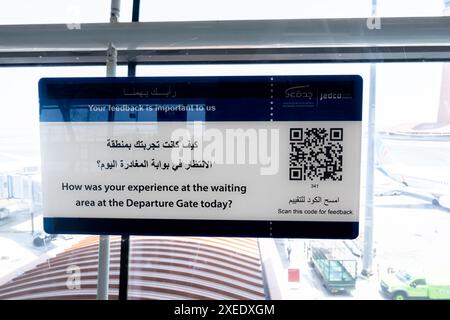 Feedback-Zeichen, wie war Ihre Erfahrung mit uns? Zweisprachiges Arabisch Englisch mit qr-Code. Flughafen Jeddah, Saudi-Arabien, JED, Asien Stockfoto