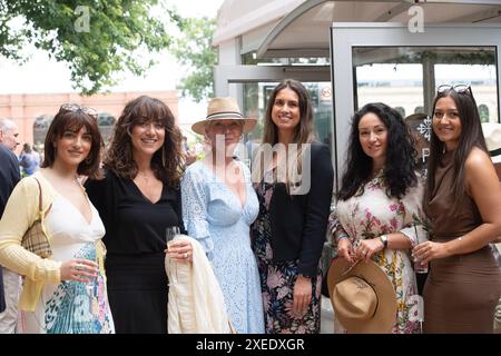 Stoke Poges, Großbritannien. Juni 2024. Gäste, die ihren Tag im Boodles Tennis im Stoke Park in Stoke Poges, Buckinghamshire, verbringen. Quelle: Maureen McLean/Alamy Live News Stockfoto