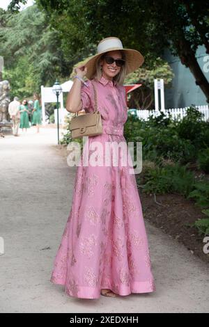 Stoke Poges, Großbritannien. Juni 2024. Gäste, die ihren Tag im Boodles Tennis im Stoke Park in Stoke Poges, Buckinghamshire, verbringen. Quelle: Maureen McLean/Alamy Live News Stockfoto