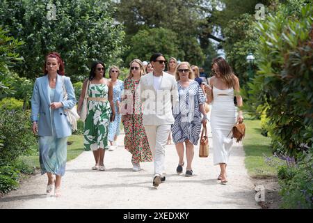 Stoke Poges, Großbritannien. Juni 2024. Gäste, die ihren Tag im Boodles Tennis im Stoke Park in Stoke Poges, Buckinghamshire, verbringen. Quelle: Maureen McLean/Alamy Live News Stockfoto