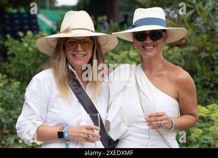 Stoke Poges, Großbritannien. Juni 2024. Gäste, die ihren Tag im Boodles Tennis im Stoke Park in Stoke Poges, Buckinghamshire, verbringen. Quelle: Maureen McLean/Alamy Live News Stockfoto