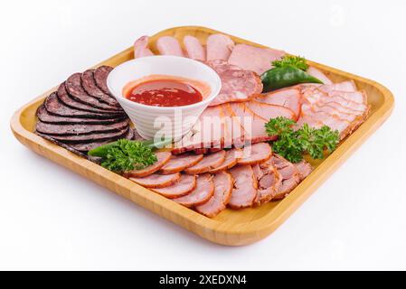 Verschiedene Wurst-Feinkost auf Holztablett Stockfoto