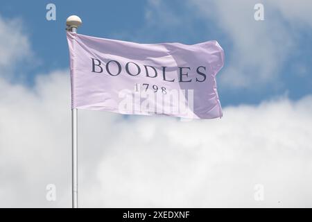 Stoke Poges, Großbritannien. Juni 2024. Gäste, die ihren Tag im Boodles Tennis im Stoke Park in Stoke Poges, Buckinghamshire, verbringen. Quelle: Maureen McLean/Alamy Live News Stockfoto