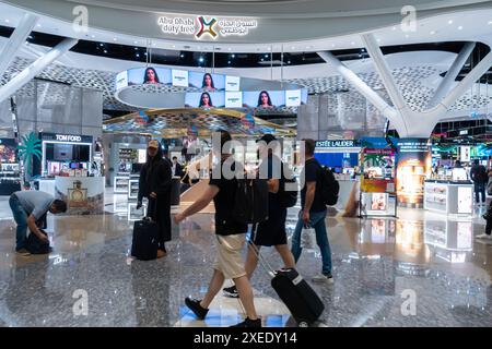 Abu Dhabi Duty-Free-Shop in Zayed International Airport, Abu Dhabi, VAE, Vereinigte Arabische Emirate, Asien Stockfoto