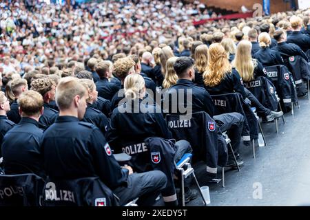 Hannover, Deutschland. Juni 2024. Angehende Polizisten des Bachelorstudiengangs der Polizeiakademie Niedersachsen nehmen an ihrer Vereidigung in der Swiss Life Hall Teil. Rund 1000 potenzielle Polizeikommissare legten in Hannover ihren Amtseid auf das Grundgesetz und die Verfassung Niedersachsens ab. Quelle: Michael Matthey/dpa/Alamy Live News Stockfoto