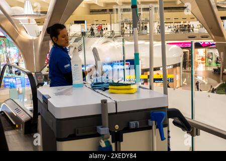 Arbeitende weibliche Mitarbeiter putzen Fenster in Zayed International Airport, Abu Dhabi, VAE, Vereinigte Arabische Emirate, Asien Stockfoto