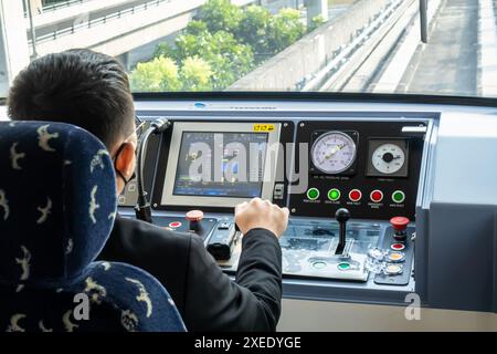 Ein Zugführer, der den Zug vom Flughafen Jakarta zum Bahnhof in Indonesien fährt Stockfoto