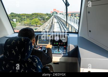 Ein Zugführer, der den Zug vom Flughafen Jakarta zum Bahnhof in Indonesien fährt Stockfoto