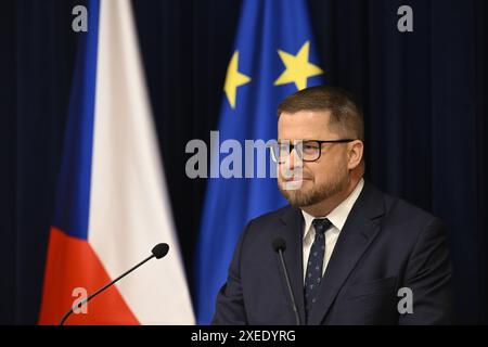 Praha, Tschechische Republik. Juni 2024. Der Gouverneur der Tschechischen Nationalbank (CNB), Ales Michl, spricht während der Pressekonferenz nach dem geldpolitischen Treffen der CNB in Prag, Tschechische Republik, am 27. Juni 2024. Quelle: Michal Kamaryt/CTK Photo/Alamy Live News Stockfoto