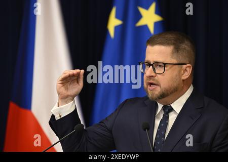 Praha, Tschechische Republik. Juni 2024. Der Gouverneur der Tschechischen Nationalbank (CNB), Ales Michl, spricht während der Pressekonferenz nach dem geldpolitischen Treffen der CNB in Prag, Tschechische Republik, am 27. Juni 2024. Quelle: Michal Kamaryt/CTK Photo/Alamy Live News Stockfoto