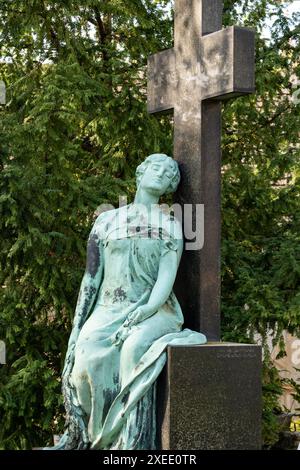 Statue einer Frau auf dem Stadtgottesacker-Friedhof in Halle Stockfoto