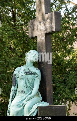 Statue einer Frau auf dem Stadtgottesacker-Friedhof in Halle Stockfoto