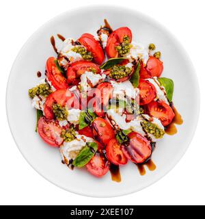 Traditioneller italienischer Caprice Salat, Tomaten, Mozzarella und Basilikum Stockfoto