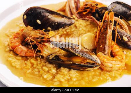 Risotto mit Meeresfrüchten mit Muschelgarnelen und Tintenfischen Stockfoto