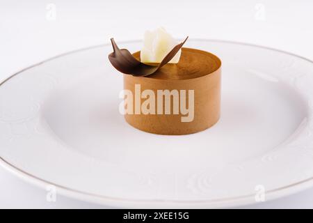 Teller mit Kaffee-Panna-Cotta auf weiß Stockfoto
