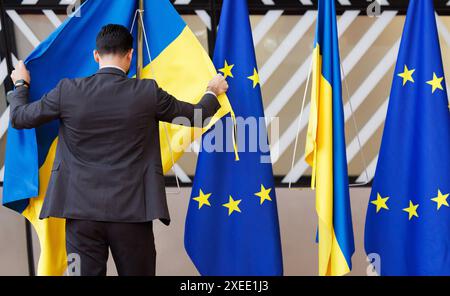 Brüssel, Belgien Juni 2024. Am ersten Tag des Gipfeltreffens des Europäischen rates, Donnerstag, den 27. Juni 2024, in Brüssel, wird eine ukrainische Flagge neben den europäischen Flaggen angebracht. BELGA FOTO BENOIT DOPPAGNE Credit: Belga News Agency/Alamy Live News Stockfoto