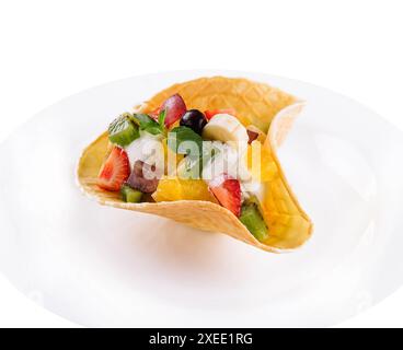 Vanilleeis in Waffelkorb isoliert auf weiß Stockfoto