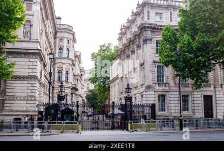 Downing Street an der Ecke Whitehall in London, England, Großbritannien Stockfoto