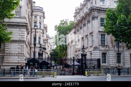 Downing Street an der Ecke Whitehall in London, England, Großbritannien Stockfoto