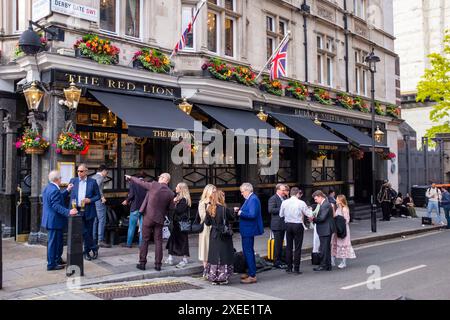 The Red Lion Pub an der Ecke Whitehall in Westminster London, England, Großbritannien Stockfoto