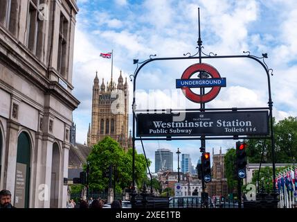 Westminster U-Bahnstation mit Houses of Parliament dahinter in London, England, Großbritannien Stockfoto