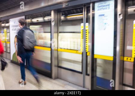 Passagiere am Bahnsteig der Westminster U-Bahn-Station auf der Jubilee Line London, England, UK Stockfoto