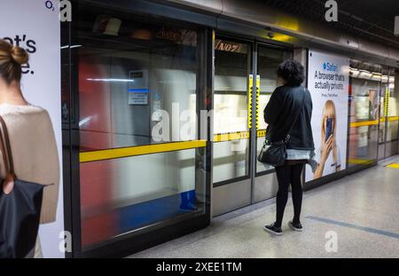 Passagiere am Bahnsteig der Westminster U-Bahn-Station auf der Jubilee Line London, England, UK Stockfoto