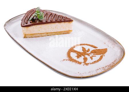 Ein Stück Schokoladenkäsekuchen mit Minzgeschmack auf Teller Stockfoto