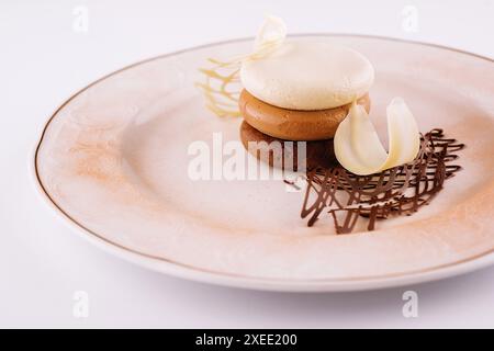 Drei Schokoladen-Mousse-Kuchen auf einem Teller Stockfoto