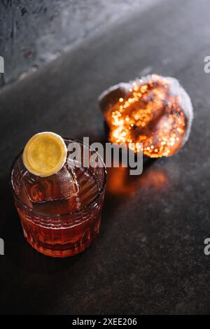 Erfrischender Gin negroni Cocktail mit Blick von oben Stockfoto