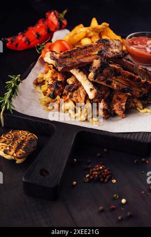 Schließen Sie das Gourmet-Hauptgericht mit gegrilltem Schweinerippchen und gebratenen Kartoffeln Stockfoto