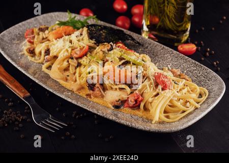 Nudeln mit Meeresfrüchten und Tintenfisch auf Teller Stockfoto