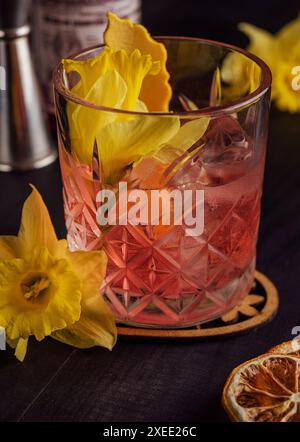 Glas negroni Cocktail dekoriert mit Blumen Stockfoto