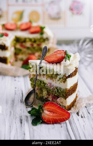 Grüner Pistazienkuchen mit Erdbeeren-Großaufnahme Stockfoto