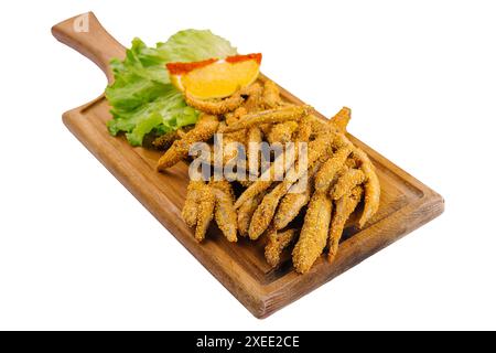 Knusprig panierter europäischer Fisch auf Holz Stockfoto