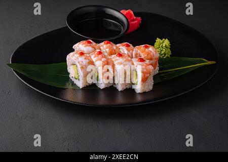Sushi-Rolle mit Garnelenfleisch auf schwarzem Keramikplatte bedeckt Stockfoto