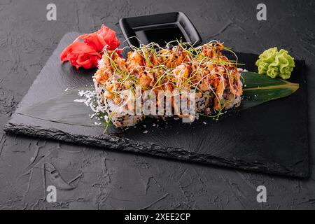 Wunderschönes, würziges, spezielles vulkanisches Sushi-Roll Stockfoto